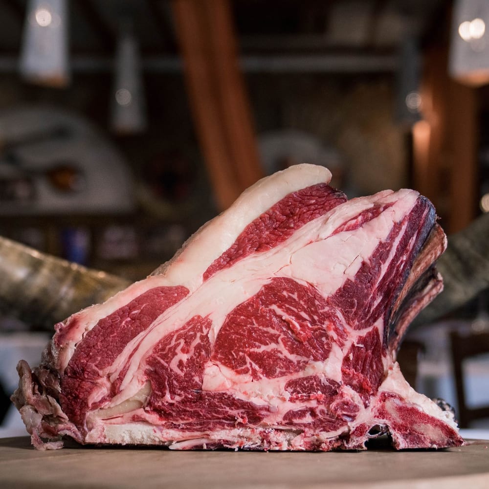 Un chuletón premium en el mostrador de la carnicería, el premio escondido de La Caza
