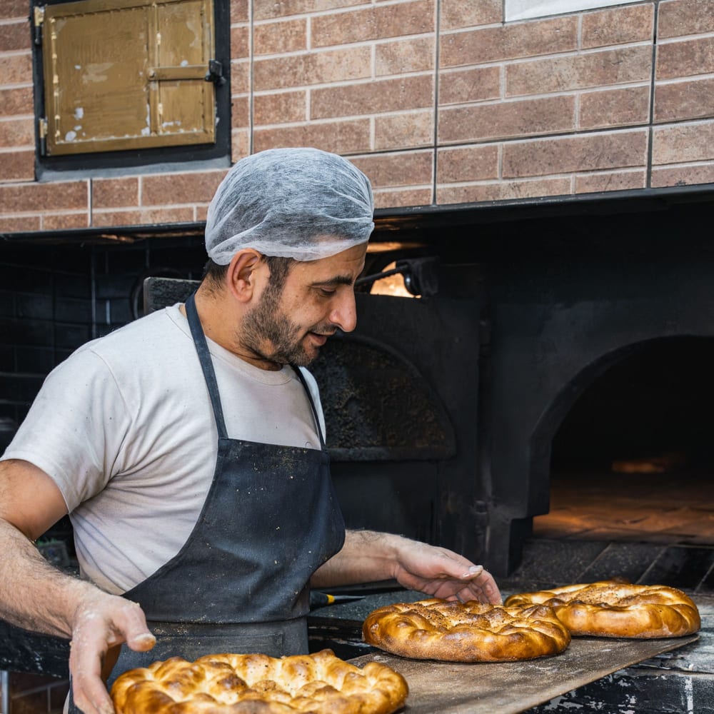 Pan recién salido del horno en la panadería del mercado