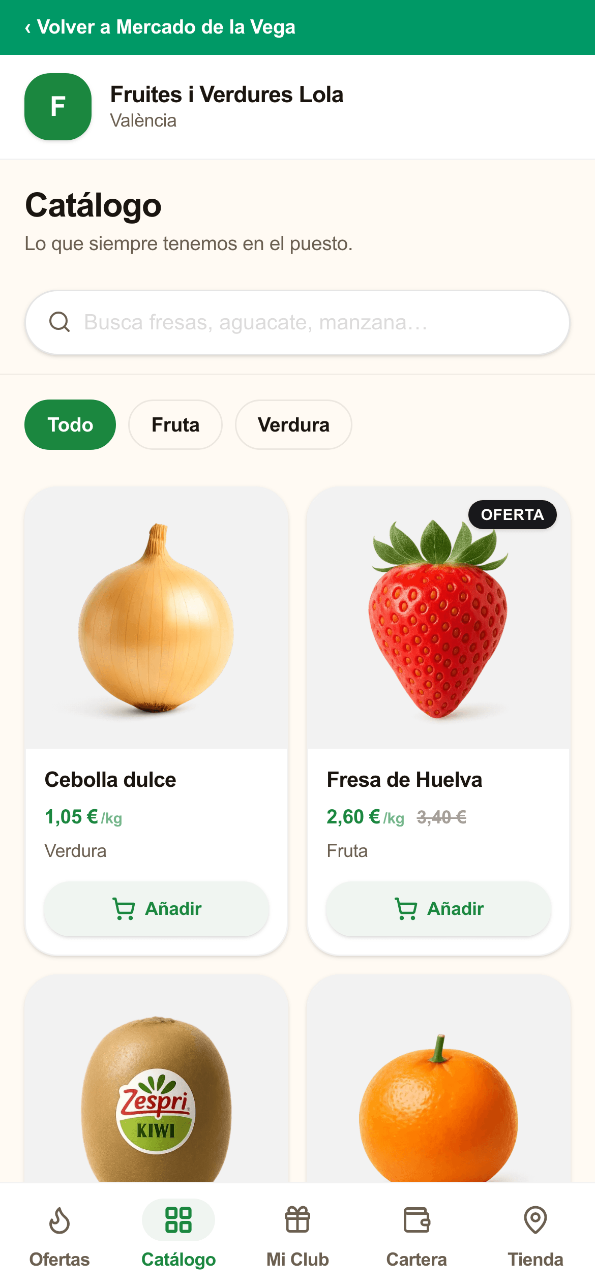 Catálogo de un puesto con fotos reales de producto: cebolla dulce a 1,05 el kilo y fresa de Huelva en oferta a 2,60 el kilo