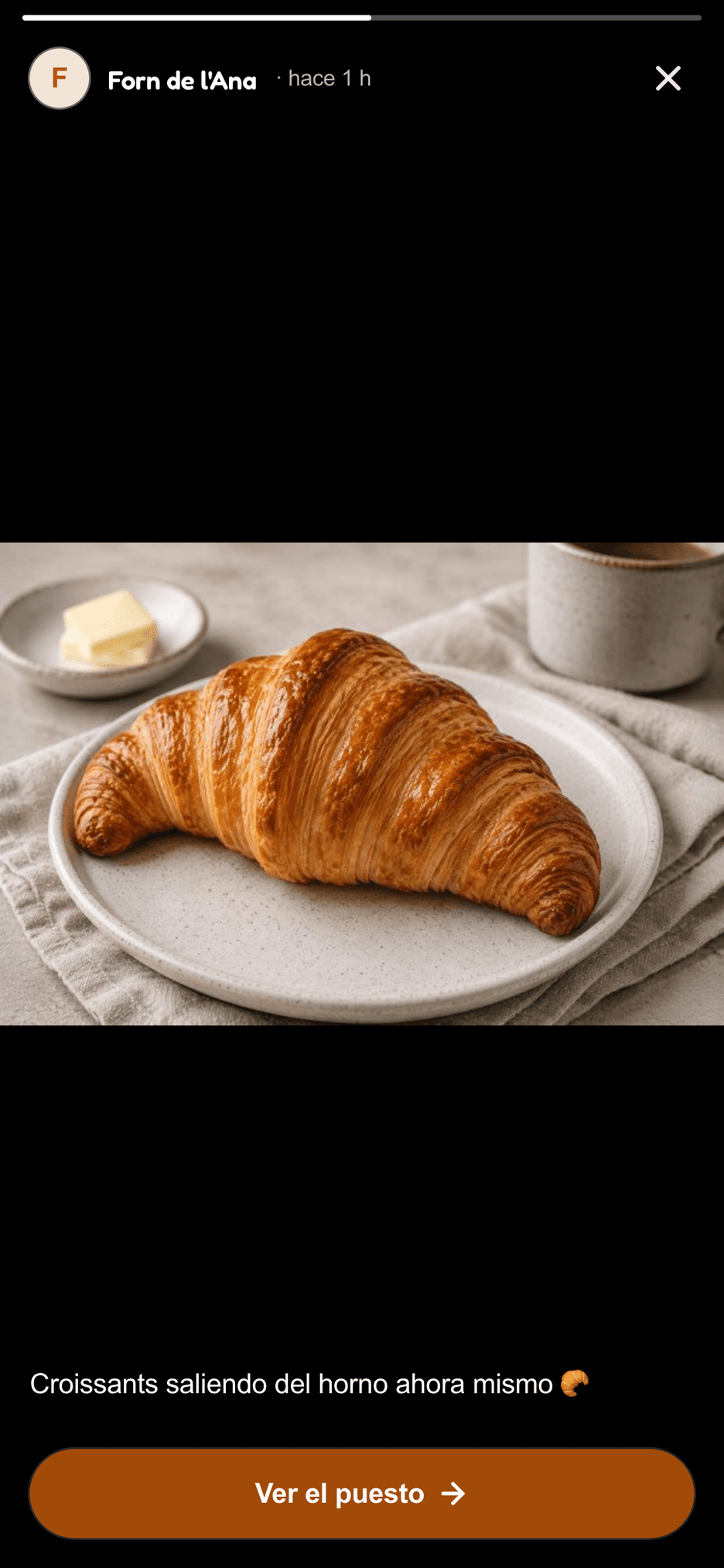 Visor de historias a pantalla completa: foto de un croissant recién hecho del Forn de l'Ana con el botón Ver el puesto